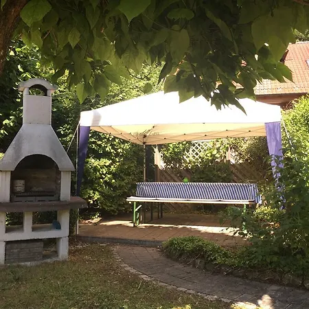 兰茨胡特阿多特多夫假日旅馆 招待所 *